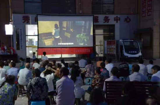 图为巫山县公益电影送清凉活动走进秀峰社区。李睿 摄 图为巫山县公益电影送清凉活动走进秀峰社区。李睿 摄