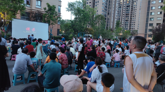 图为巫山县公益电影送清凉活动走进秀峰社区。李睿 摄 图为巫山县公益电影送清凉活动走进秀峰社区。李睿 摄