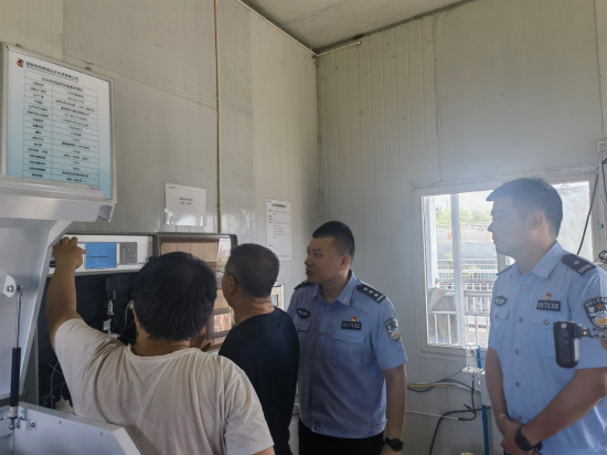 图为办案民警查看数据。永川区公安局供图 图为办案民警查看数据。永川区公安局供图