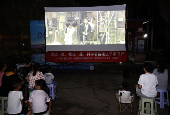 图为居民在户外集中纳凉点看露天电影。龚超 摄 图为居民在户外集中纳凉点看露天电影。龚超 摄