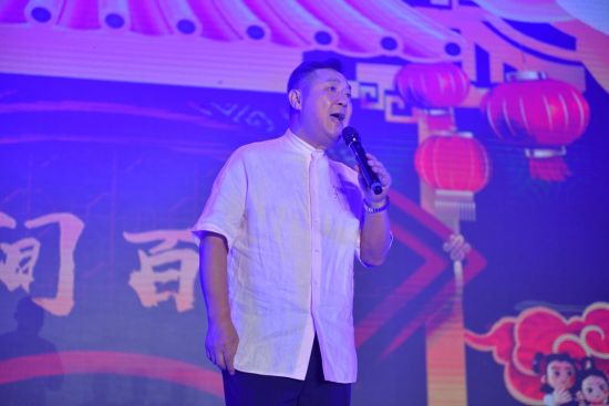 图为重庆市曲艺家协会副主席凌淋表演散打评书《人间百态》。肖江川 摄 图为重庆市曲艺家协会副主席凌淋表演散打评书《人间百态》。肖江川 摄