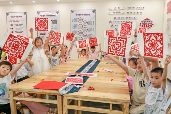 图为孩子们展示制作的剪纸。 永川区委宣传部供图 图为孩子们展示制作的剪纸。 永川区委宣传部供图