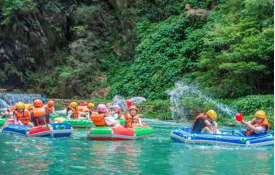 图为游客在神龙峡景区漂流。景区供图 图为游客在神龙峡景区漂流。景区供图