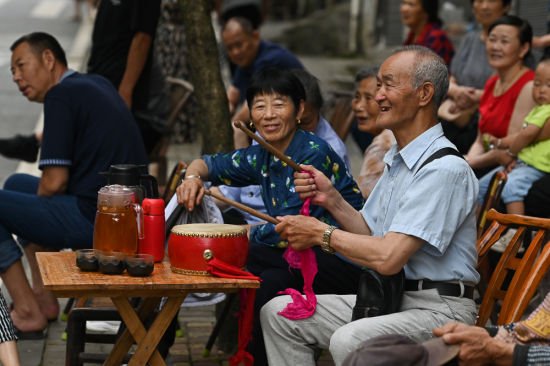 当地民众为参赛选手击鼓助威。 何蓬磊 摄 当地民众为参赛选手击鼓助威。 何蓬磊 摄