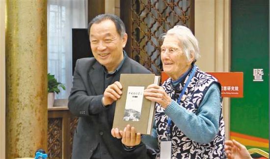 图为2018年12月11日,在北京大学举办的新书发布会上,西南大学中国乡村建设学院执行院长温铁军教授向伊莎白女士赠送《中国乡村建设百年图录》。 潘家恩教授供图 图为2018年12月11日,在北京大学举办的新书发布会上,西南大学中国乡村建设学院执行院长温铁军教授向伊莎白女士赠送《中国乡村建设百年图录》。 潘家恩教授供图
