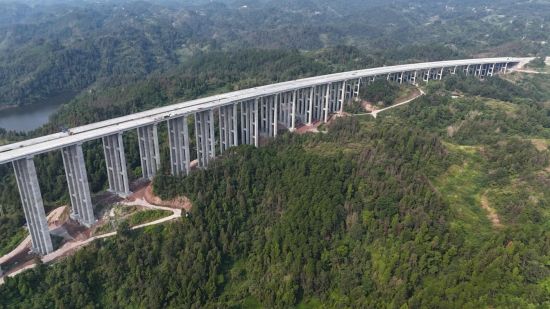 图为航拍五布河特大桥。 中建铁投路桥有限公司供图 图为航拍五布河特大桥。 中建铁投路桥有限公司供图