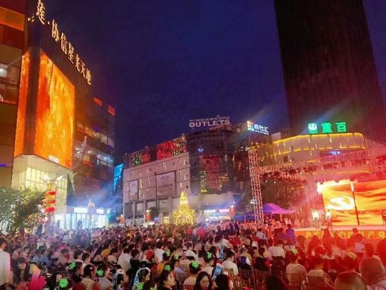图为龙城天街商圈繁荣景象。 铜梁区委宣传部供图 图为龙城天街商圈繁荣景象。 铜梁区委宣传部供图