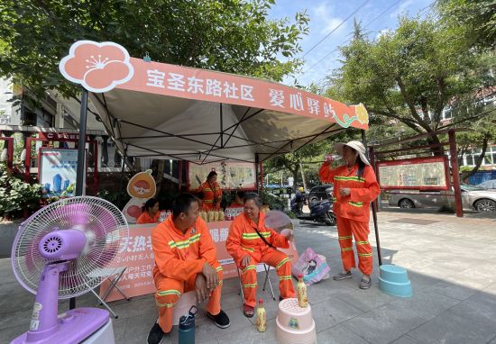图为环卫工人在宝圣东路社区“户外工作者爱心驿站”休息纳凉。胡思齐 摄 图为环卫工人在宝圣东路社区“户外工作者爱心驿站”休息纳凉。胡思齐 摄