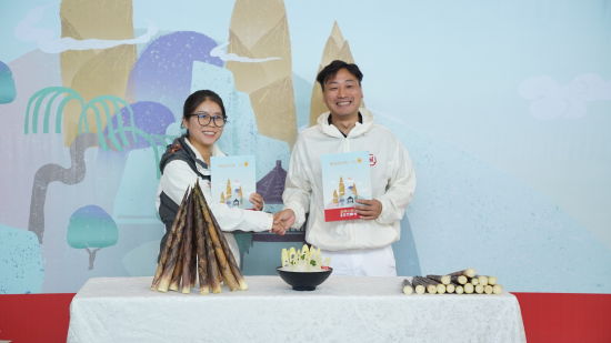 图为珮姐老火锅与金佛山景区正式签署战略合作。活动主办方供图 图为珮姐老火锅与金佛山景区正式签署战略合作。活动主办方供图