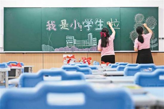 8月27日,北碚区两江春晖小学,两名教师在绘制“开学黑板报”。特约摄影 秦廷富 8月27日,北碚区两江春晖小学,两名教师在绘制“开学黑板报”。特约摄影 秦廷富