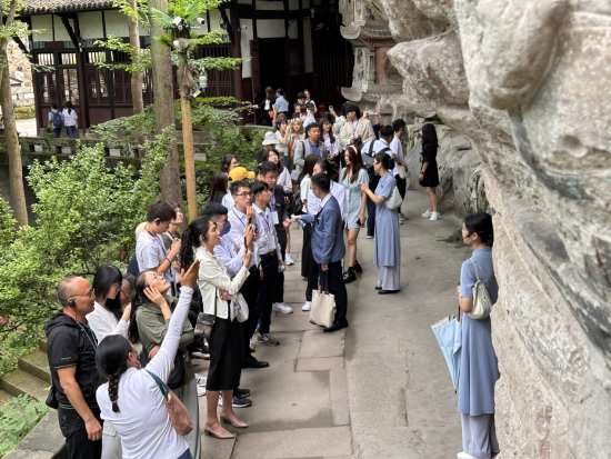 图为台湾高校青年代表参观大足石刻。 大足区委统战部 供图 图为台湾高校青年代表参观大足石刻。 大足区委统战部 供图