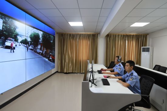 图为巫山县大昌派出所指挥室民警通过“情指行”一体化2.0平台实时调度附近的民警前往现场协调处理。巫山县委宣传部 供图 图为巫山县大昌派出所指挥室民警通过“情指行”一体化2.0平台实时调度附近的民警前往现场协调处理。巫山县委宣传部 供图