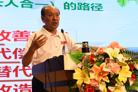 图为侯乐荣教授为大学生讲解“运动如何促进健康”。周毅 摄 图为侯乐荣教授为大学生讲解“运动如何促进健康”。周毅 摄