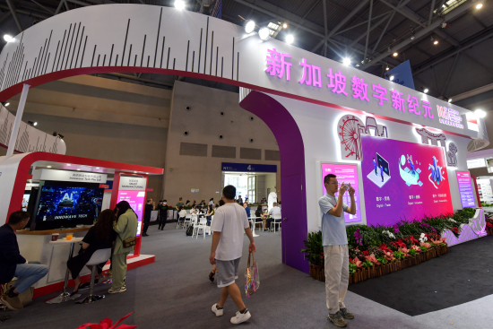 9月4日，2023智博会在重庆启幕，“新加坡馆”吸引民众驻足参观。中新社记者 何蓬磊 摄