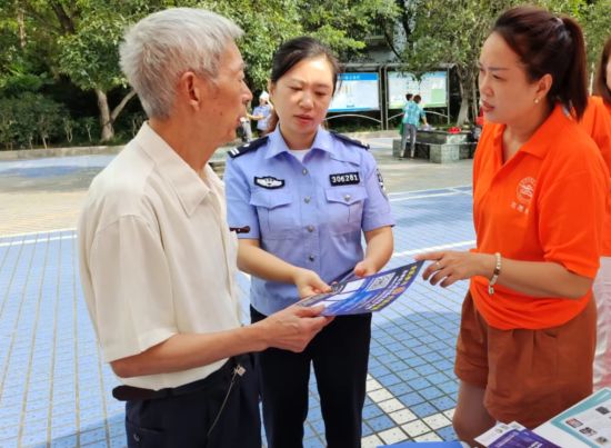9月15日,重庆北碚,工作人员正在对居民进行反诈宣传。中国电信股份有限公司北碚分公司供图 9月15日,重庆北碚,工作人员正在对居民进行反诈宣传。中国电信股份有限公司北碚分公司供图