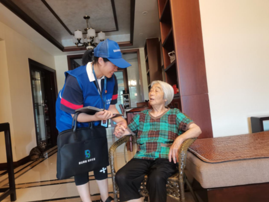 图为入户关心老年人,了解需求。 图为入户关心老年人,了解需求。