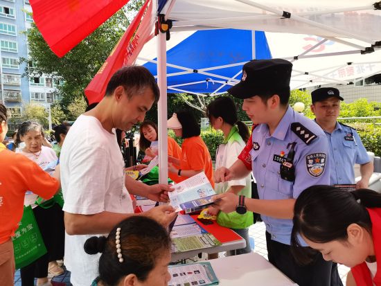 9月15日，重庆北碚的活动现场，居民正在向工作人员咨询。钟旖 摄