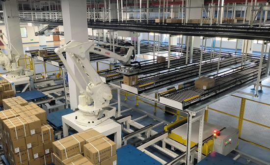 图为华邦制药数字工厂内自动堆垛机器人正在作业。 陈媛 摄