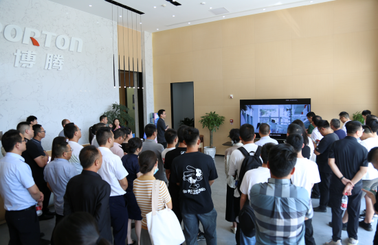 图为博腾药业参观活动现场。 邱艾峰 摄 图为博腾药业参观活动现场。 邱艾峰 摄