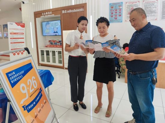 图为工作人员向办事群众进行金融知识宣讲。 浙商银行重庆分行供图 图为工作人员向办事群众进行金融知识宣讲。 浙商银行重庆分行供图