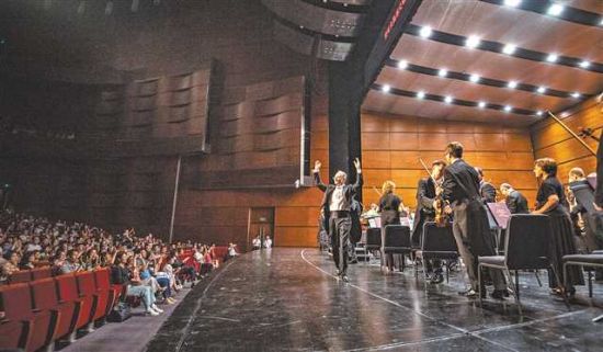 图为9月17日，重庆大剧院大剧场，柴可夫斯基交响乐团音乐会现场，精彩演出赢来观众热烈的掌声。 郑宇 摄