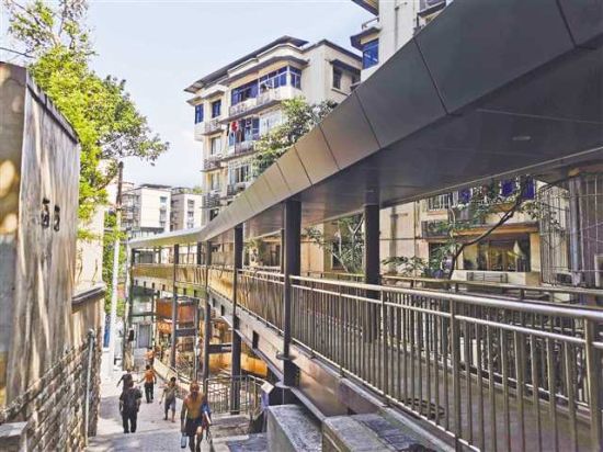 图为北碚区天生街道月亮田片区老旧小区加装了公共电梯,并修建连廊让电梯与堡坎相连接,方便了该区域老年人和残疾人出行。 受访者供图 图为北碚区天生街道月亮田片区老旧小区加装了公共电梯,并修建连廊让电梯与堡坎相连接,方便了该区域老年人和残疾人出行。 受访者供图