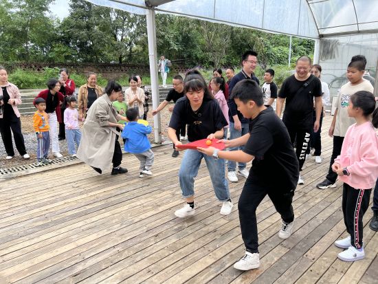 图为亲子运动会。钟旖摄 图为亲子运动会。钟旖摄