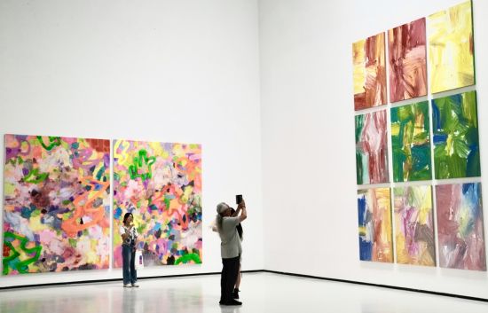 图为市民参观展览。 周毅 摄 图为市民参观展览。 周毅 摄