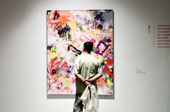 图为市民参观展览。 周毅 摄 图为市民参观展览。 周毅 摄