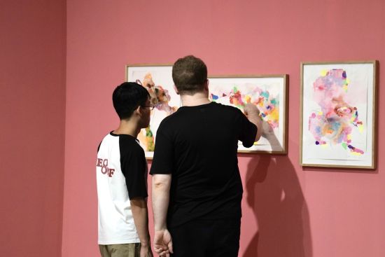 图为民众参观展览。 周毅 摄 图为民众参观展览。 周毅 摄