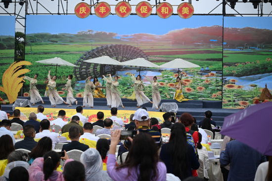 图为现场的演出。张旭 摄 图为现场的演出。张旭 摄