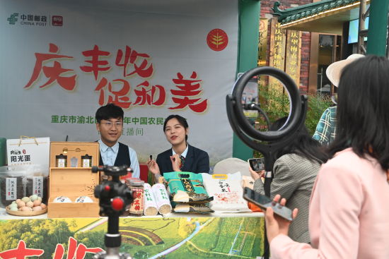 图为现场的直播带货。张旭 摄 图为现场的直播带货。张旭 摄