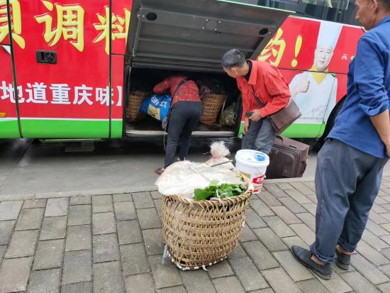 图为市民正在装货。双凤桥枢纽站供图 图为市民正在装货。双凤桥枢纽站供图
