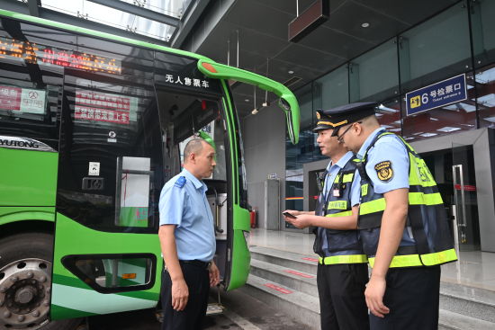 图为交通执法人员在对车辆资质等进行检查。张旭 摄 图为交通执法人员在对车辆资质等进行检查。张旭 摄
