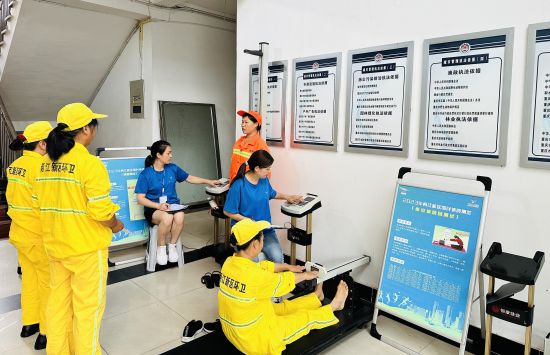 图为体质测定现场。张玲 摄 图为体质测定现场。张玲 摄
