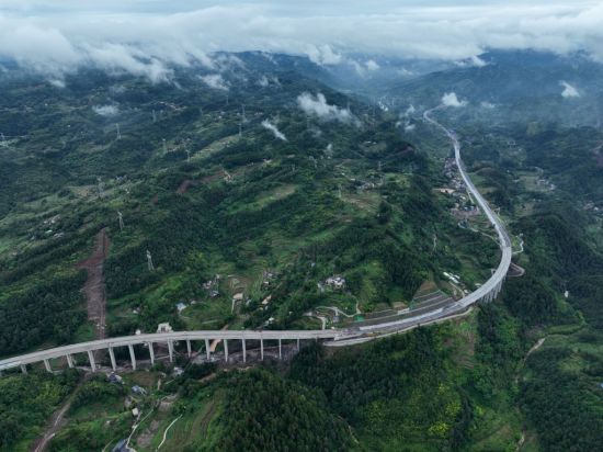 建设中的南川西环线高速公路。受访者供图 建设中的南川西环线高速公路。受访者供图