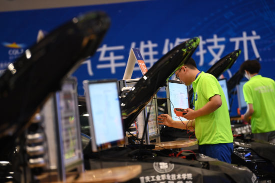 图为参赛选手在进行“汽车维修技术”技能比赛项目。中新网记者 陈超 摄 图为参赛选手在进行“汽车维修技术”技能比赛项目。中新网记者 陈超 摄