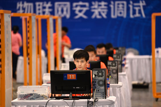 图为参赛选手在进行“物联网安装调试”技能比赛项目。中新网记者 陈超 摄 图为参赛选手在进行“物联网安装调试”技能比赛项目。中新网记者 陈超 摄