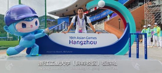 图为张鹏在杭州亚运会板球场。 重庆市板球协会供图 图为张鹏在杭州亚运会板球场。 重庆市板球协会供图