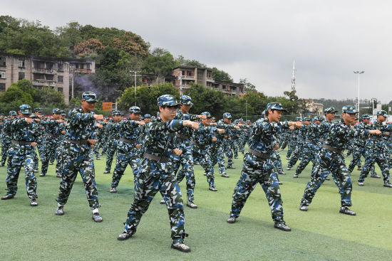 图为大学新生展示擒拿拳。周毅 摄 图为大学新生展示擒拿拳。周毅 摄