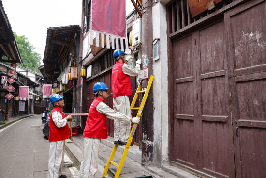 图为国网重庆北碚供电公司员工在北碚偏岩古镇开展节前安全用电检查。张强 摄 图为国网重庆北碚供电公司员工在北碚偏岩古镇开展节前安全用电检查。张强 摄