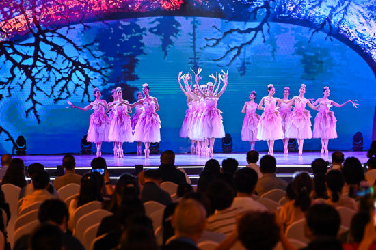 图为演出现场,演员们在表演芭蕾舞剧《追寻香格里拉》中的经典选段《荷花》。中新网记者 何蓬磊 摄 图为演出现场,演员们在表演芭蕾舞剧《追寻香格里拉》中的经典选段《荷花》。中新网记者 何蓬磊 摄