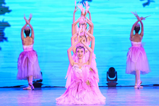 图为演出现场,演员们表演芭蕾舞剧《追寻香格里拉》中的经典选段《荷花》。中新网记者 何蓬磊 摄 图为演出现场,演员们表演芭蕾舞剧《追寻香格里拉》中的经典选段《荷花》。中新网记者 何蓬磊 摄