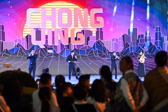 图为演出现场,演员们正在演奏民乐摇滚《渝州大地红》。中新网记者 何蓬磊 摄 图为演出现场,演员们正在演奏民乐摇滚《渝州大地红》。中新网记者 何蓬磊 摄