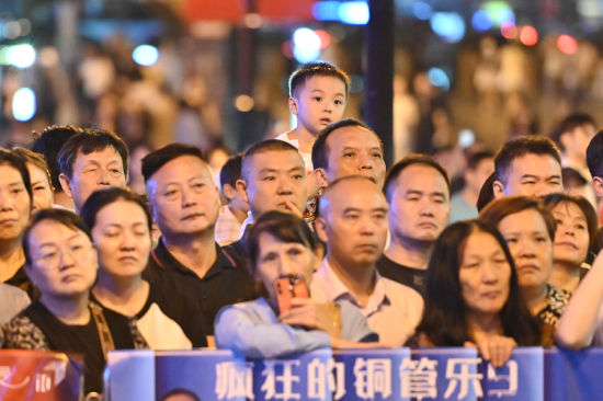 图为演出吸引众多市民驻足观看。中新网记者 何蓬磊 摄 图为演出吸引众多市民驻足观看。中新网记者 何蓬磊 摄
