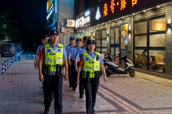 图为永川警方开展夜间巡逻。 重庆市永川区公安局供图 图为永川警方开展夜间巡逻。 重庆市永川区公安局供图