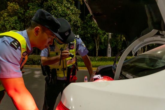 图为永川警方严查管制刀具。 重庆市永川区公安局供图 图为永川警方严查管制刀具。 重庆市永川区公安局供图
