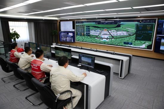国网重庆市北供电公司工作人员正在运用智慧保电系统对保电线路、设备等进行监控、巡视。 向江微 摄 国网重庆市北供电公司工作人员正在运用智慧保电系统对保电线路、设备等进行监控、巡视。 向江微 摄