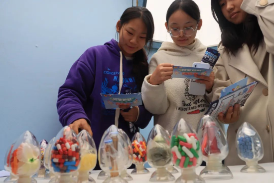 图为学生了解仿真毒品。重庆市北碚区公安分局供图 图为学生了解仿真毒品。重庆市北碚区公安分局供图