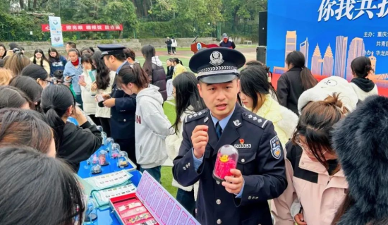 图为北碚社区戒毒社区康复联合指导站民警向同学们介绍仿真毒品。重庆市北碚区公安分局供图 图为北碚社区戒毒社区康复联合指导站民警向同学们介绍仿真毒品。重庆市北碚区公安分局供图